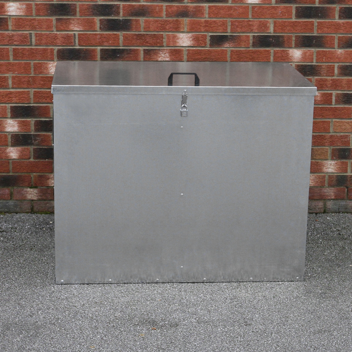 Verzinkter Futterbehälter mit zwei Fächern, robustes Metall, silberne Oberfläche, rechteckige Form, ideal für die Lagerung von Tierfutter