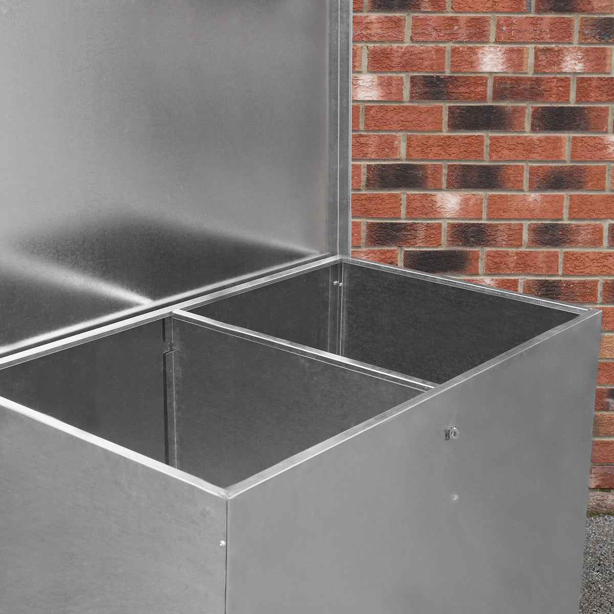 Verzinkter Futterbehälter mit zwei Fächern, aus robustem Metall, silberne Oberfläche, ideal für die Aufbewahrung von Tierfutter, wetterfest und langlebig