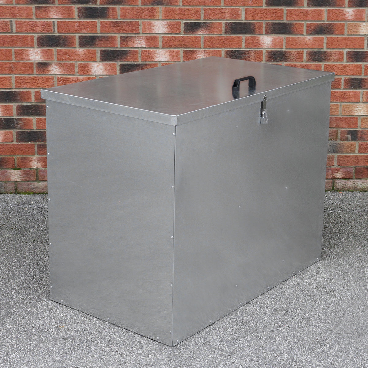 Verzinkter Futterbehälter mit drei Fächern, silberne Metalloberfläche, rechteckige Form, stabiler Griff und robustes Design für Tierfutterlagerung
