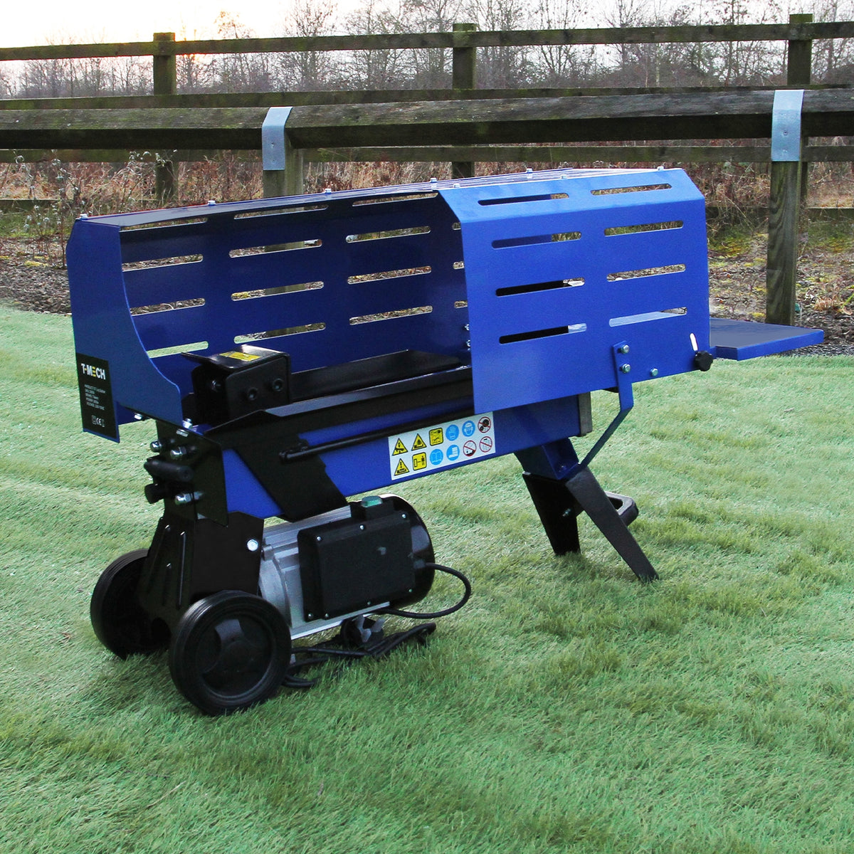 Blauer T-Mech Holzspalter mit robustem Design, 370 mm Klingenlänge, auf grünem Rasen, ideal für effizientes Holzspalten und -hacken