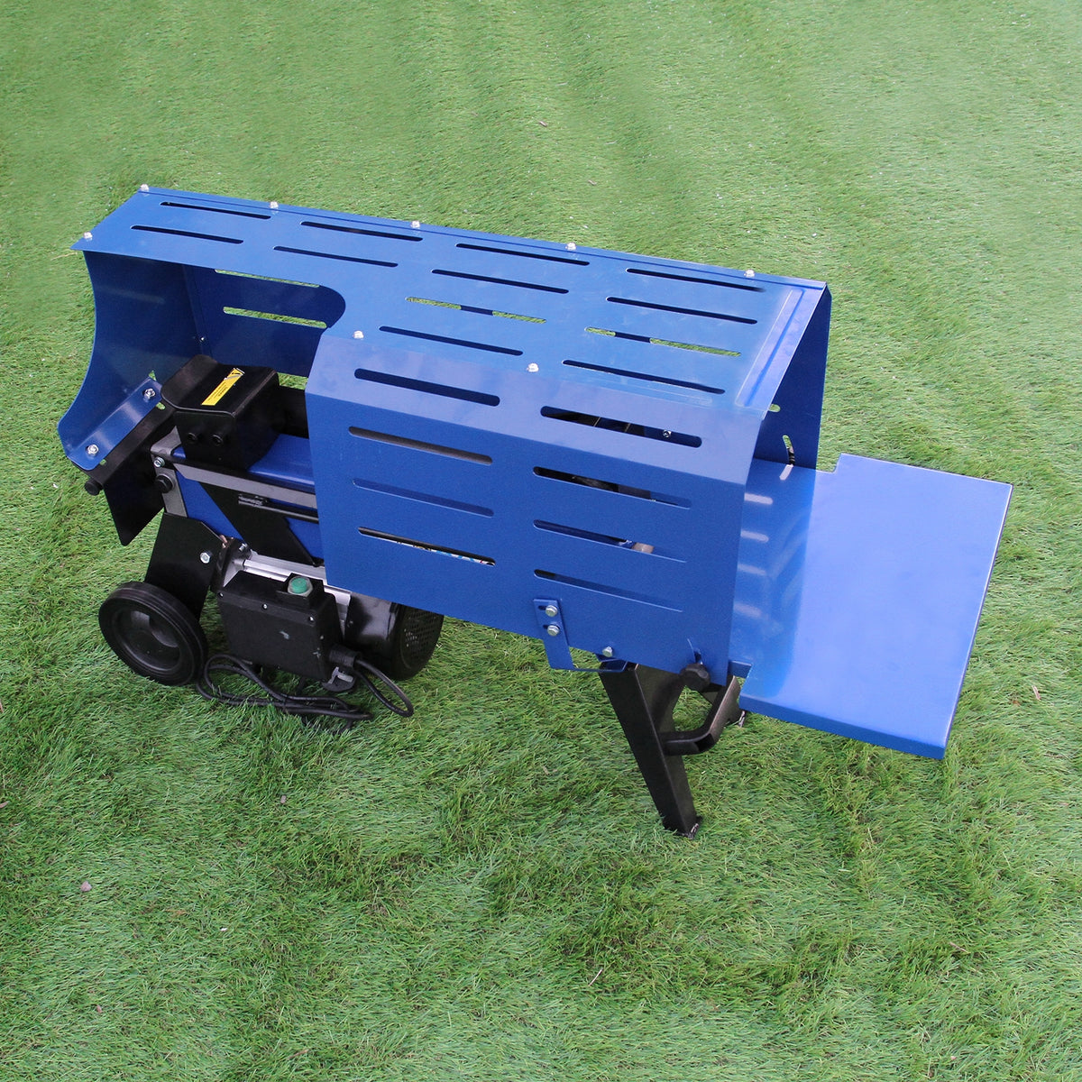 Blauer T-Mech Holzspalter mit robustem Metallgehäuse, 7 Tonnen Druckkraft, ideal für effizientes Holzspalten, auf grünem Rasen platziert