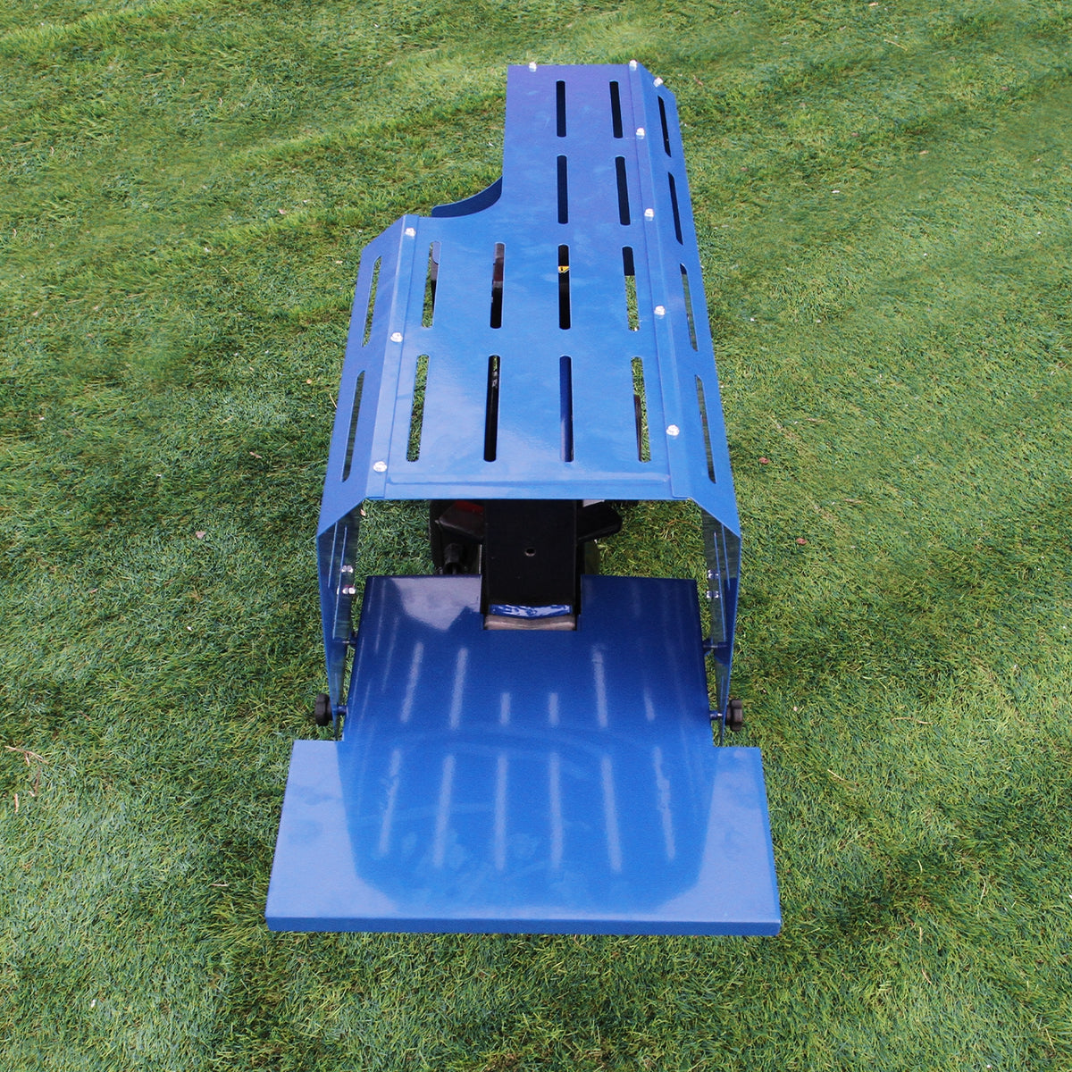 Blauer Holzspalter mit stabiler Metallkonstruktion, schlanker Form und rutschfester Oberfläche, ideal für effizientes Holzspalten im Garten