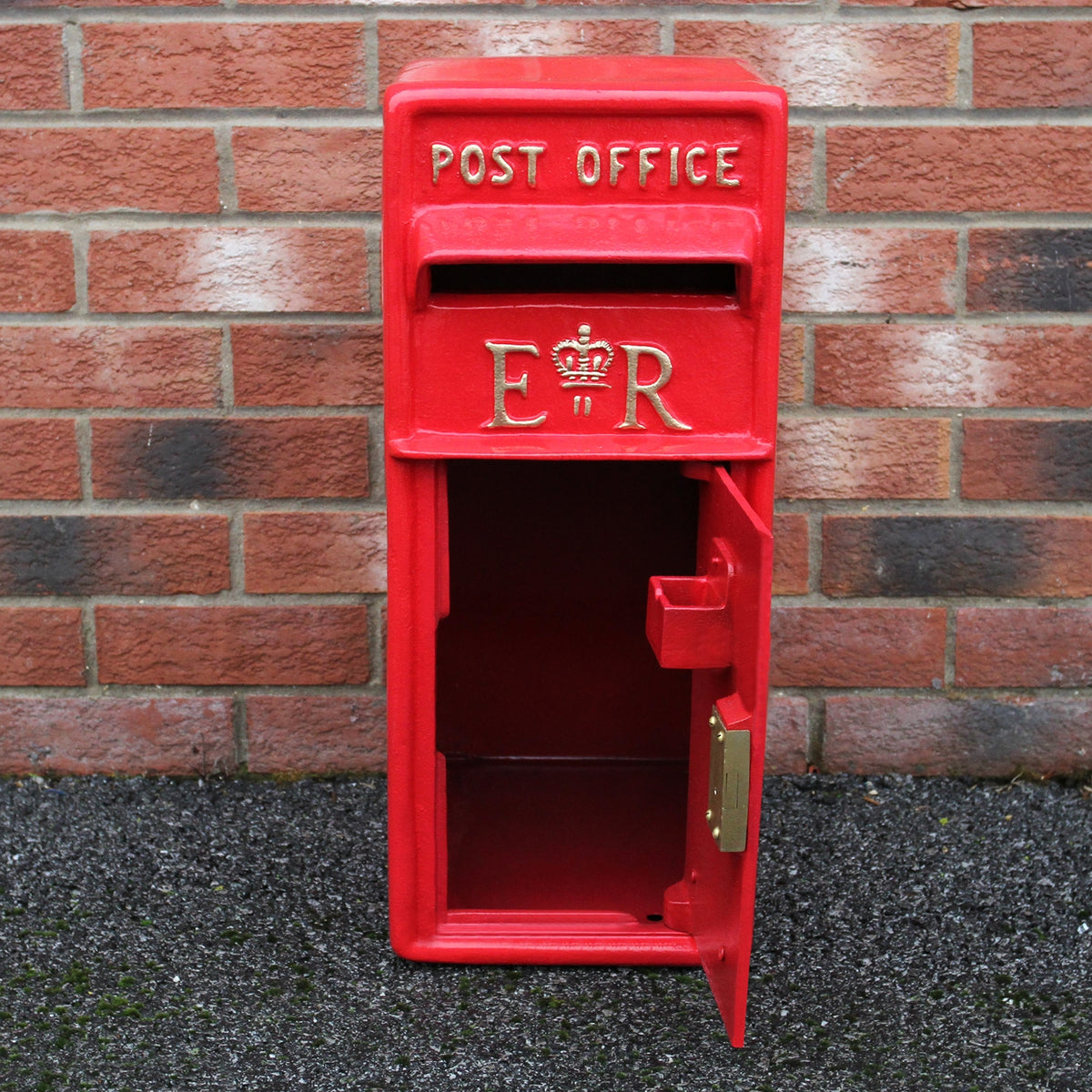 Roter Briefkasten mit Bodenständer, glänzende Oberfläche, goldene Details und geöffneter Tür, ideal für den Außenbereich und nostalgisches Design
