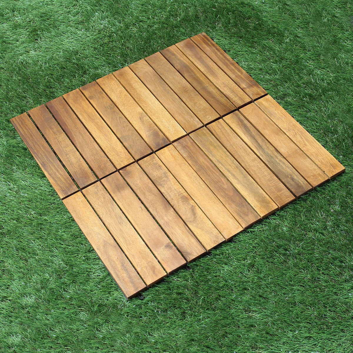 Klickfliesen aus Akazienholz in warmen Brauntönen, mit glatter Oberfläche und schmalen, gleichmäßigen Holzlatten, ideal für Außenbereiche