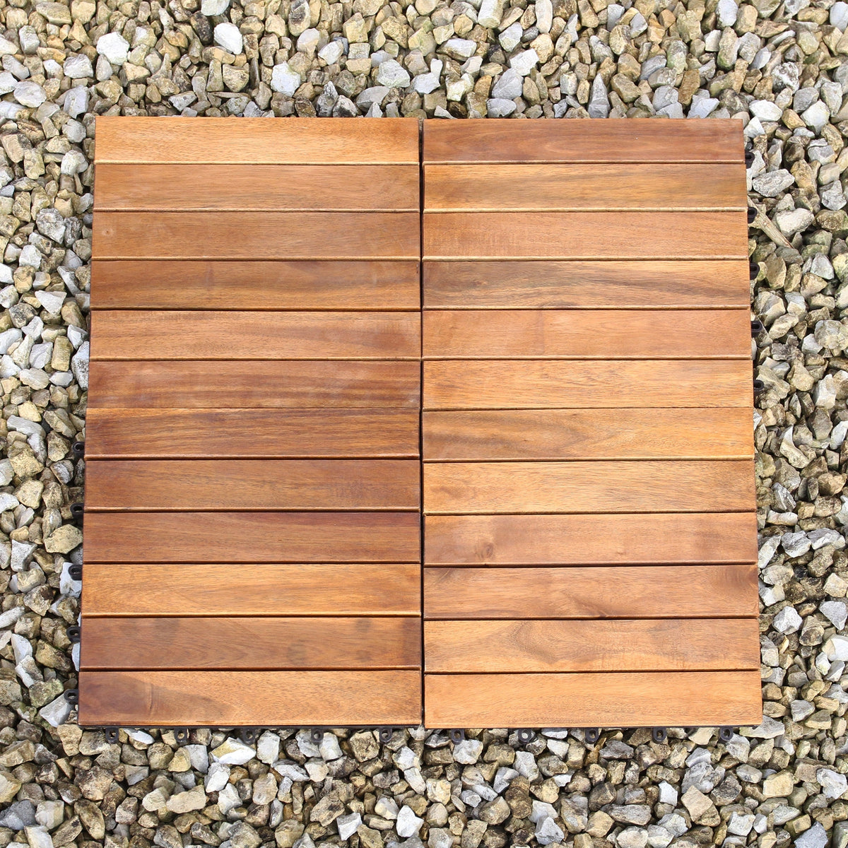 Klickfliesen aus Akazienholz in warmen Brauntönen, mit glatter Oberfläche und gleichmäßigen Holzlatten, auf einem Kiesbett platziert