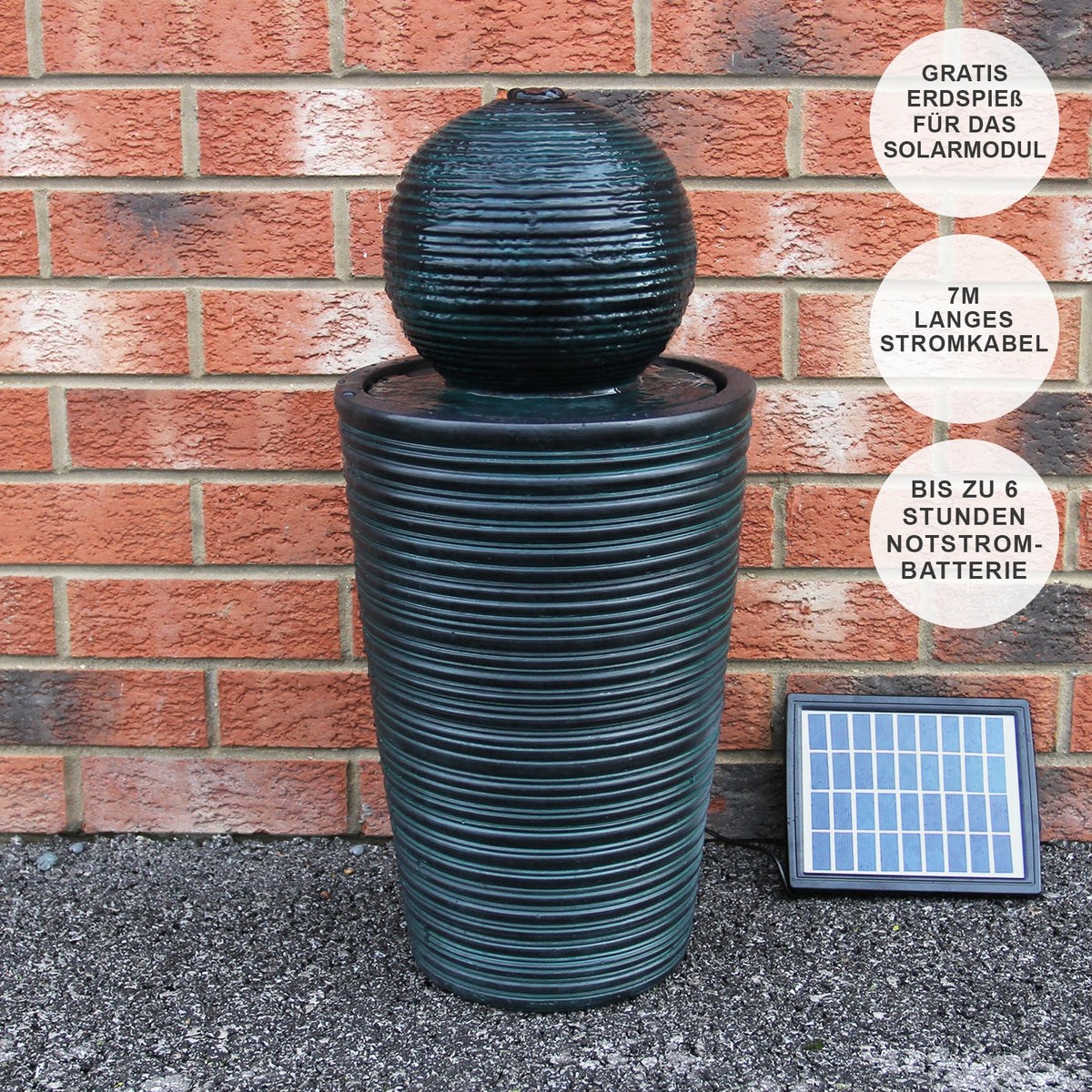 Schwarzer Kugelbrunnen aus Keramik mit strukturiertem, gewelltem Design, der Wasser sanft aus einer oberen Kugel in einen unteren Behälter fließen lässt