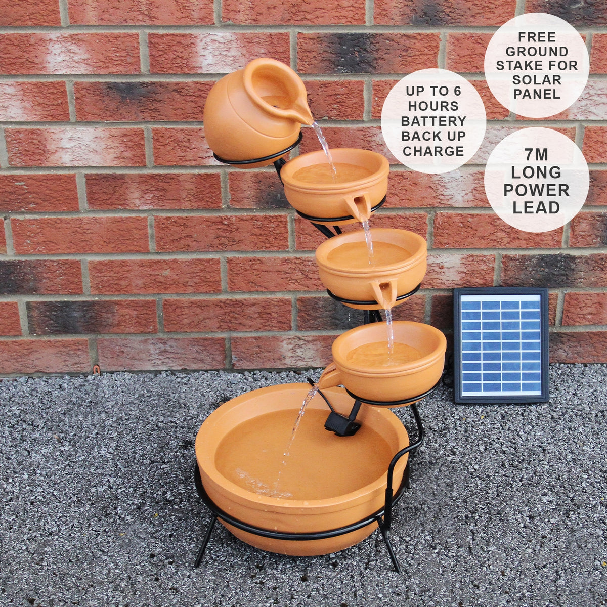 Terracotta Solar Kaskadenbrunnen mit fünf Töpfen, Wasser fließt sanft von oben nach unten, umgeben von einem stabilen schwarzen Gestell und einem Solarpanel