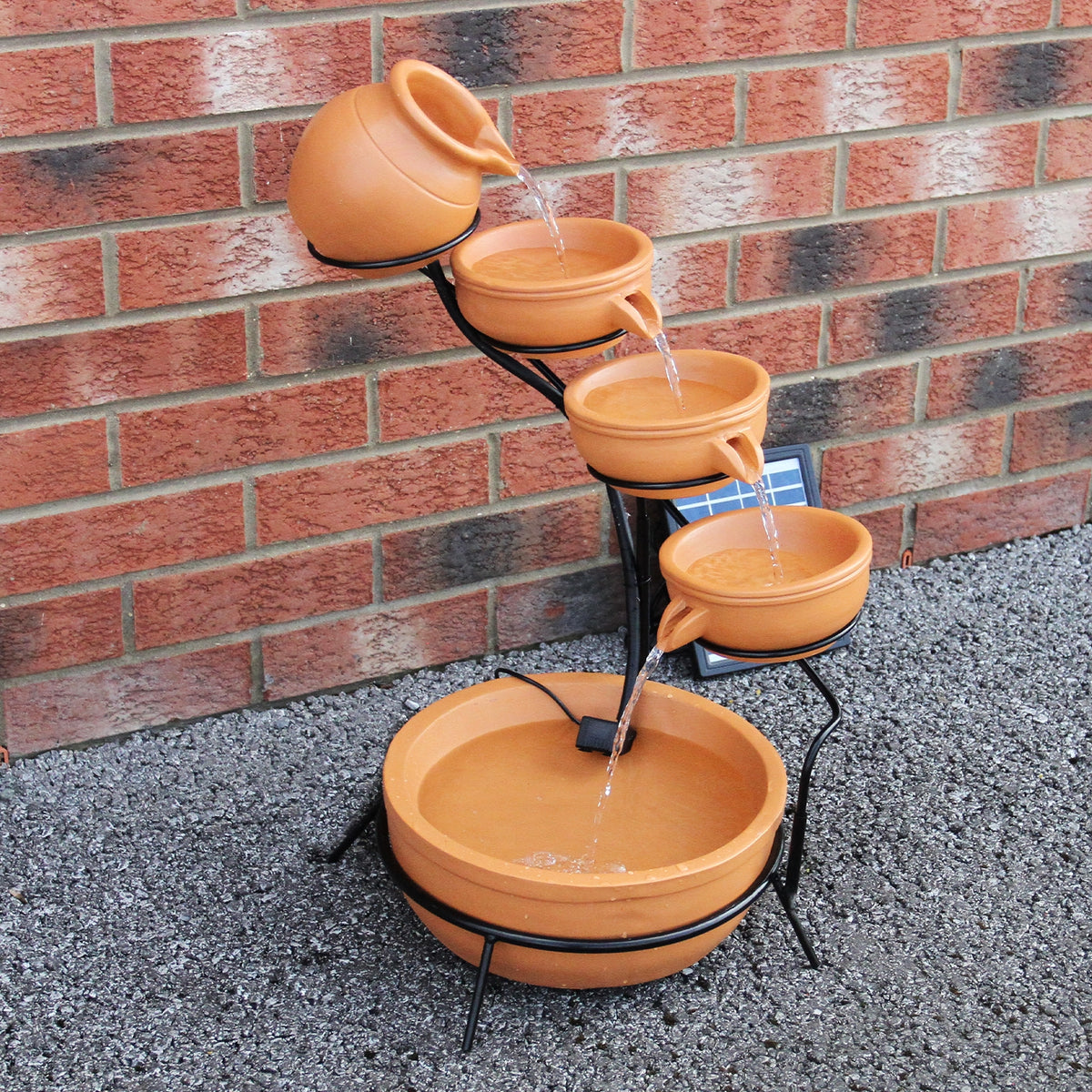 Terracotta Kaskadenbrunnen mit fünf Töpfen, Wasser fließt sanft von oben nach unten, auf schwarzem Metallgestell, ideal für Garten oder Terrasse