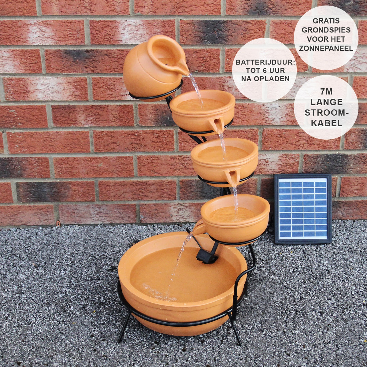 Terracotta Kaskadenbrunnen mit vier Töpfen, schwarzem Gestell und Solarpanel, ideal für Garten oder Terrasse, schafft entspannendes Wassergeräusch