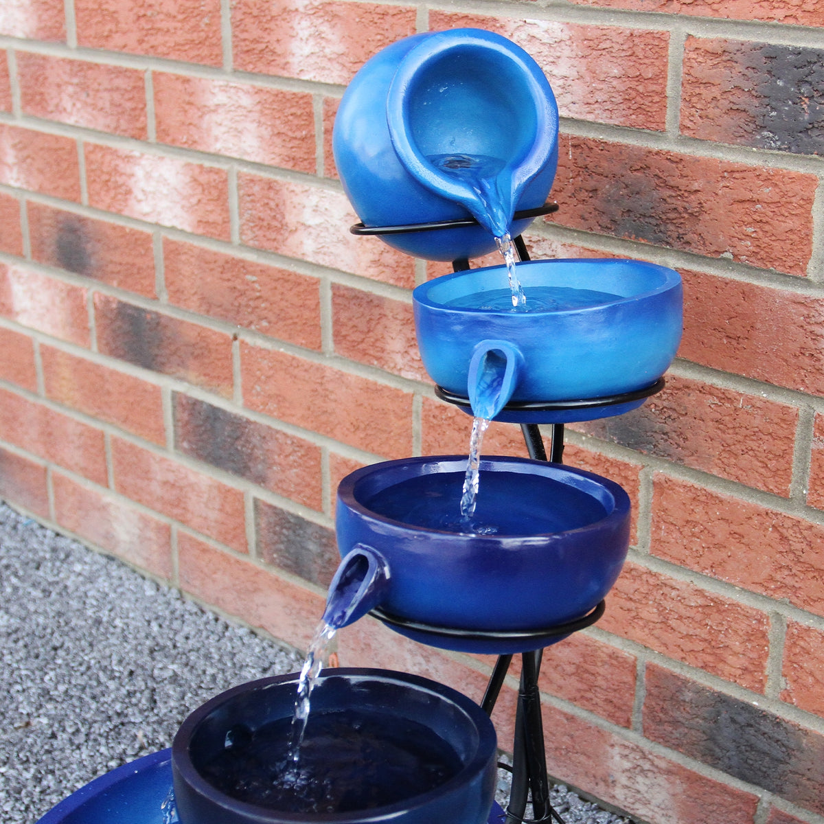 Blauer Solar Kaskadenbrunnen mit Akku, bestehend aus vier Tontöpfen in verschiedenen Blautönen, die Wasser sanft in eine darunterliegende Schale fließen lassen