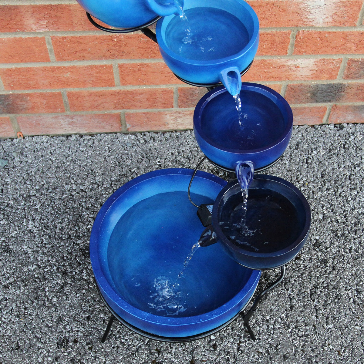 Blauer Solar Kaskadenbrunnen mit Akku, fünf Schalen in verschiedenen Größen, Wasser fließt sanft von oben nach unten, elegantes Design für Garten oder Terrasse