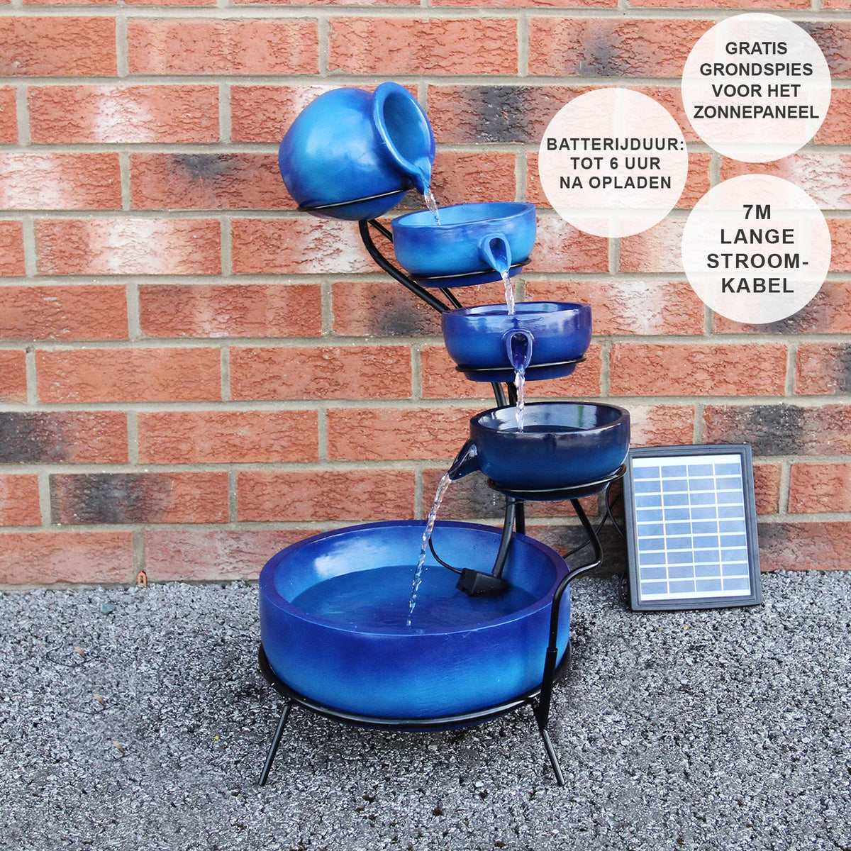 Blauer Solar Kaskadenbrunnen mit fünf Töpfen, Wasser fließt sanft, akkubetrieben, auf schwarzem Gestell, mit Solarpanel und langem Kabel