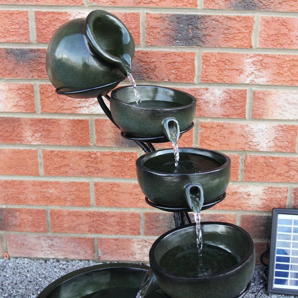 Grüner Solar Kaskadenbrunnen mit Akku, vier Schalen aus glänzendem Keramik, Wasser fließt sanft von oben nach unten, stilvolles Design für Garten oder Terrasse