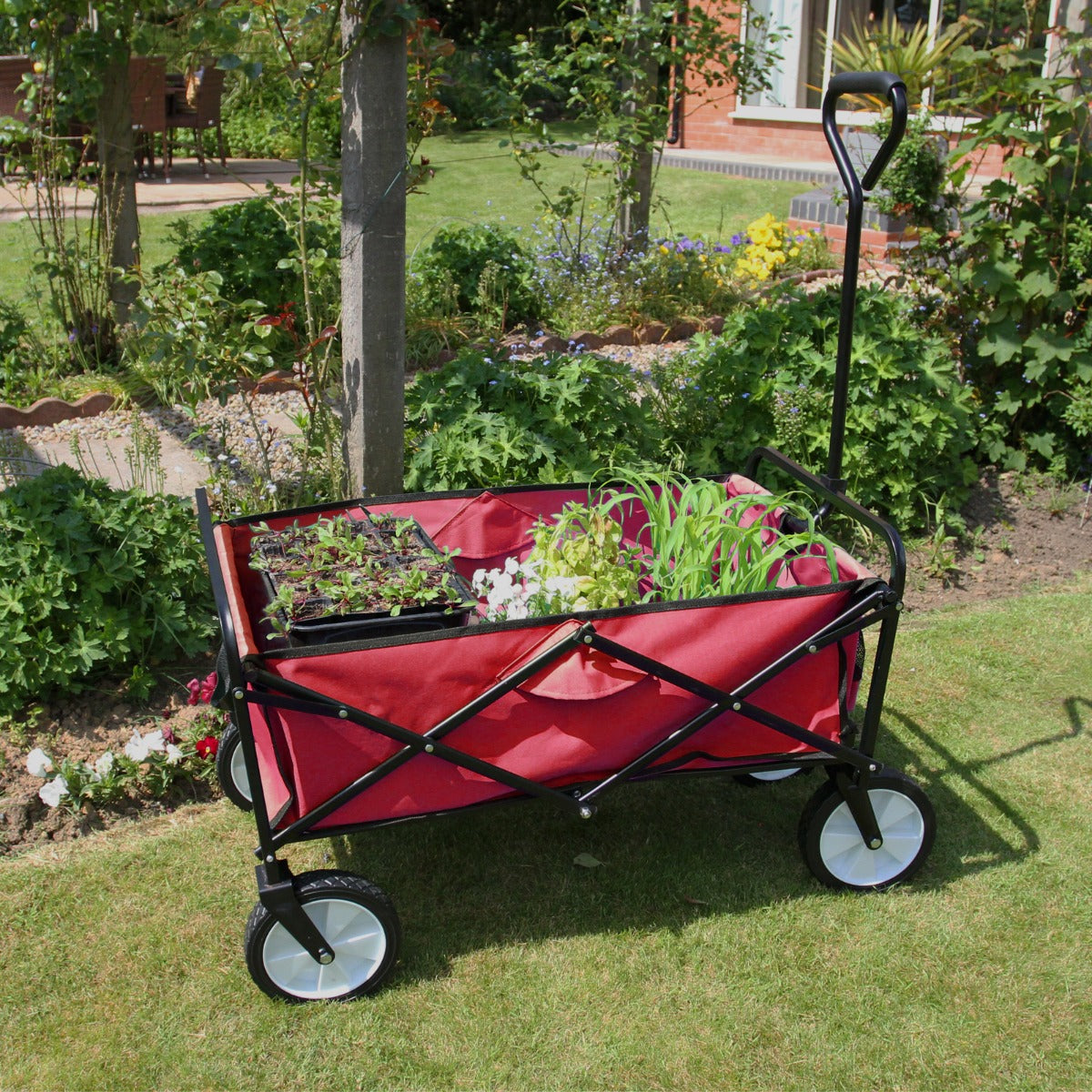 Faltbarer Gartenwagen in Rot mit schwarzem Gestell, ausgestattet mit großen Rädern, ideal für den Transport von Pflanzen und Gartenutensilien