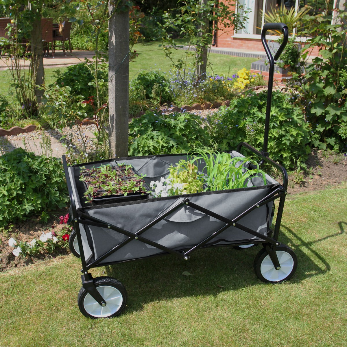 Faltbarer Gartenwagen in Grau mit schwarzem Gestell, ausgestattet mit großen Rädern und einem stabilen Innenraum für Pflanzen und Gartenwerkzeuge