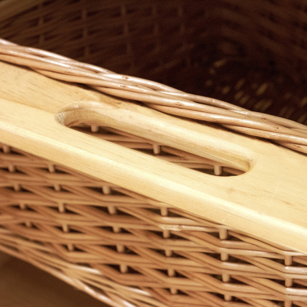 Ausziehbarer Weidenkorb mit einem stabilen Holzgriff, geflochten in warmen Brauntönen, ideal für die Aufbewahrung und Organisation
