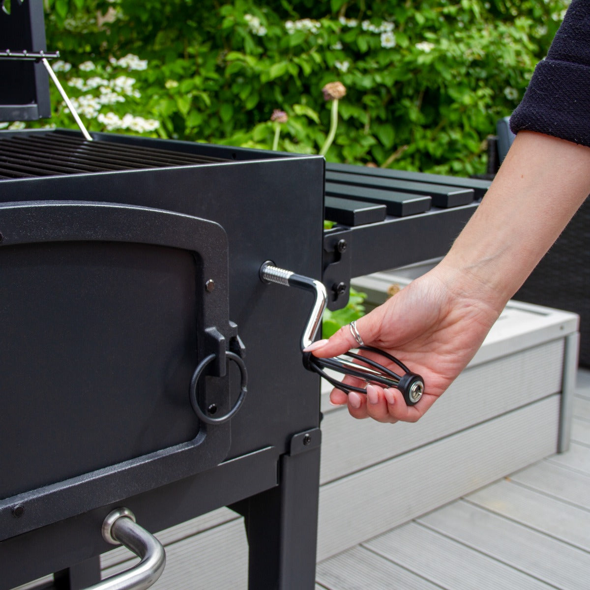 XL Holzkohlegrill Smoker mit robustem, schwarzem Metallgehäuse, verstellbarem Grillrost und Handgriff, ideal für Grillabende im Freien