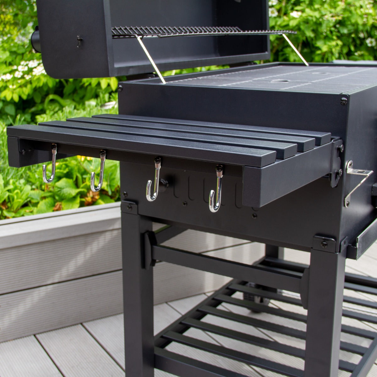 XXL Holzkohlegrill Smoker in Schwarz mit stabiler Ablage, mehreren Haken und robustem Gestell, ideal für Grillabende im Freien