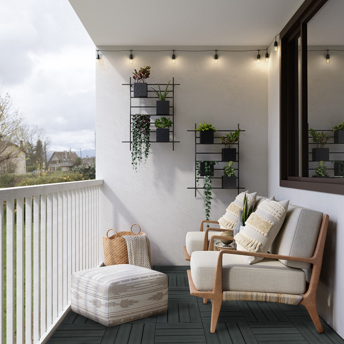 Grau WPC-Terrassenfliesen 30x30, robust und wetterbeständig, auf einem modernen Balkon mit Pflanzen und gemütlicher Sitzgelegenheit