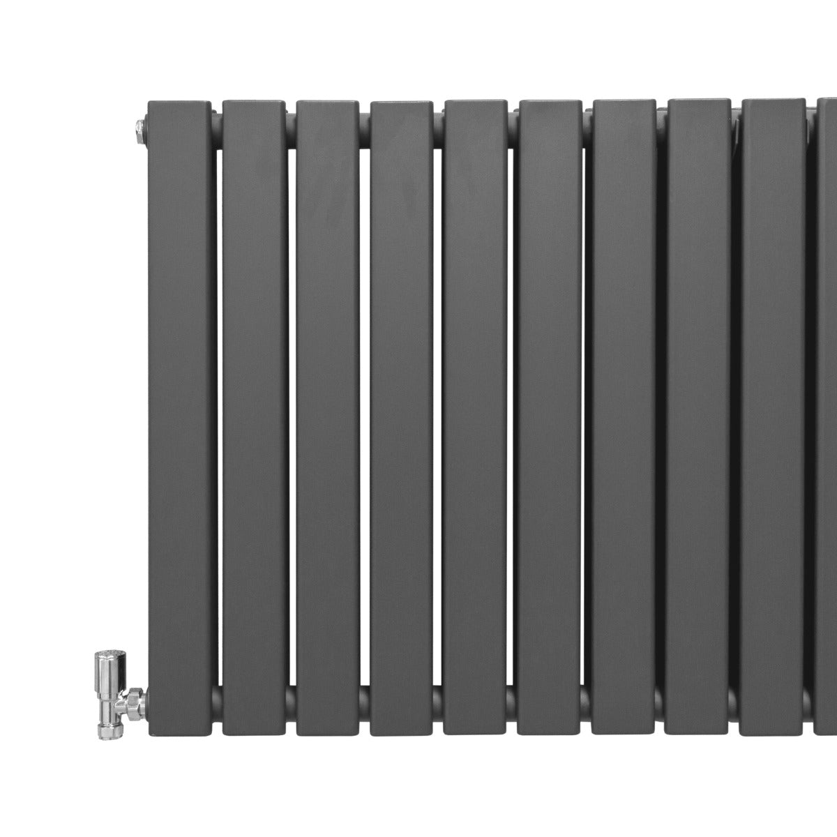 Paneelheizkörper in Anthrazit Grau mit schlanken, vertikalen Lamellen, 600mm x 910mm, ideal für moderne Wohnräume und effiziente Wärmeverteilung