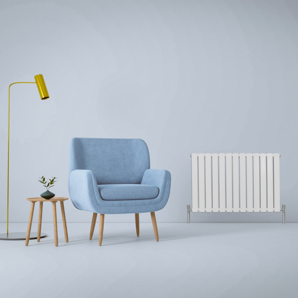 Glänzender weißer Paneelheizkörper 600mm x 910mm neben einem blauen Sessel und einem kleinen Tisch mit einer Pflanze, auf hellem Hintergrund