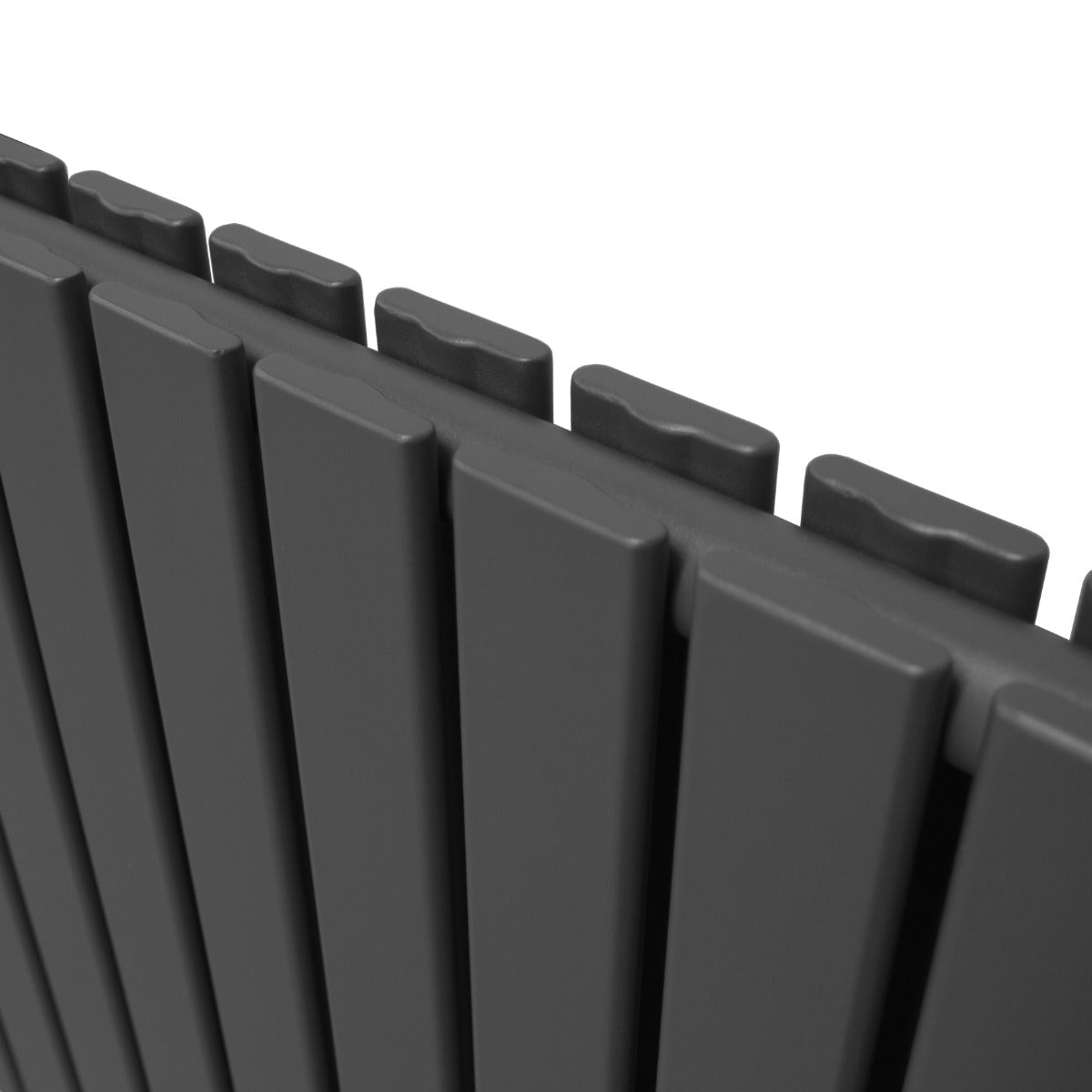 Paneelheizkörper in Anthrazit Grau, 600mm x 1190mm, mit glatten, vertikalen Lamellen und modernem, minimalistischen Design für effiziente Wärmeabgabe