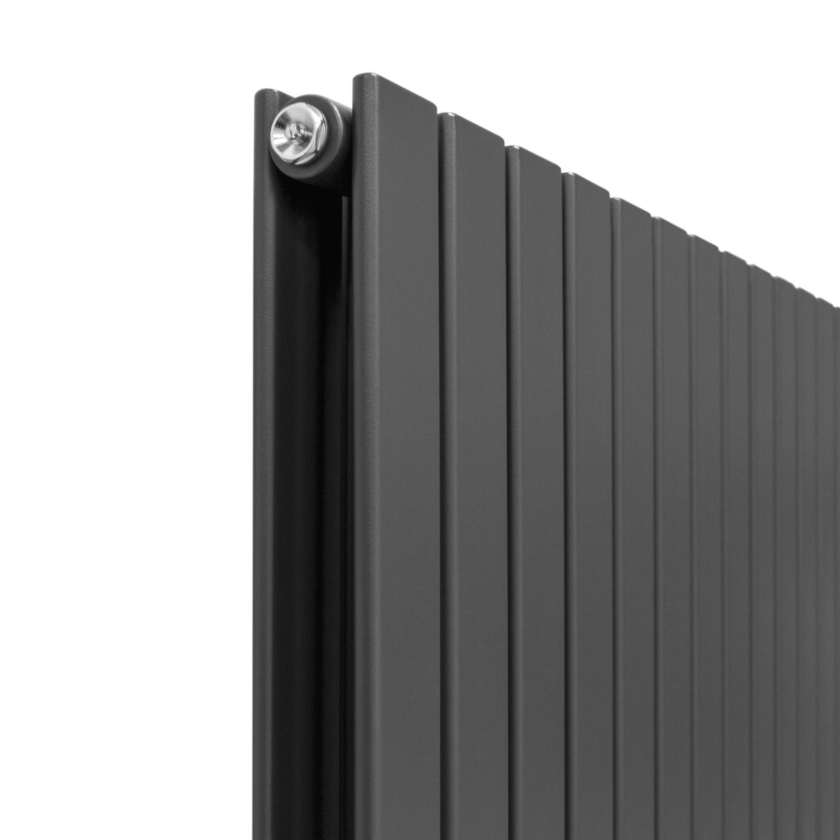 Paneelheizkörper in Anthrazit Grau, 600mm x 1190mm, mit vertikalen Lamellen und glatter, mattschwarzer Oberfläche für modernes Design und effiziente Wärmeabgabe