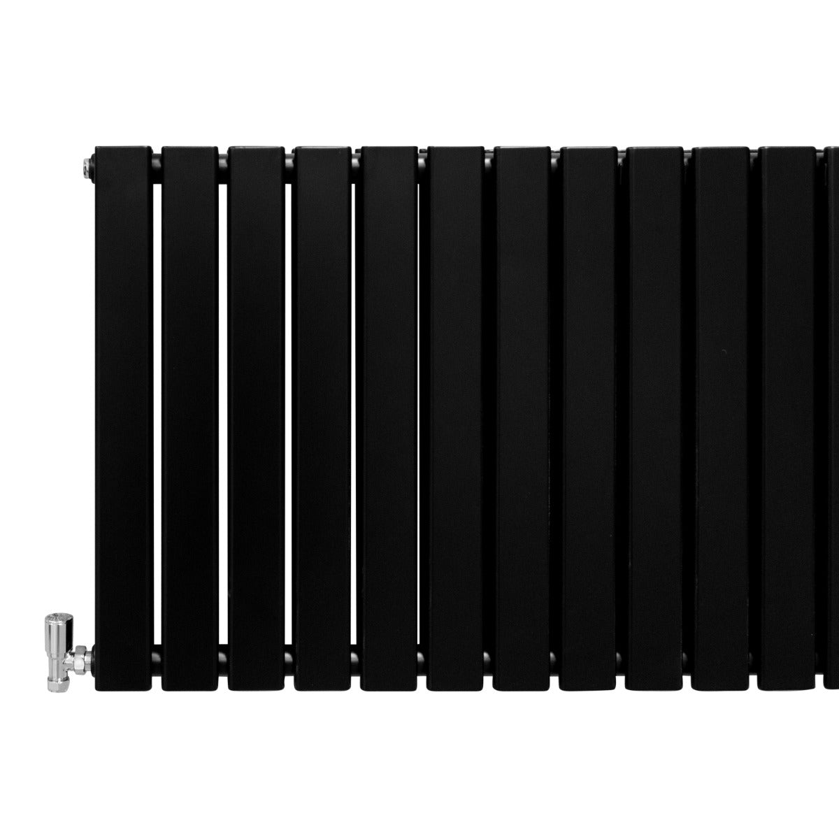 Paneelheizkörper in mattem Schwarz, 600mm x 1190mm, mit schlanken, vertikalen Lamellen und einem modernen, minimalistischen Design