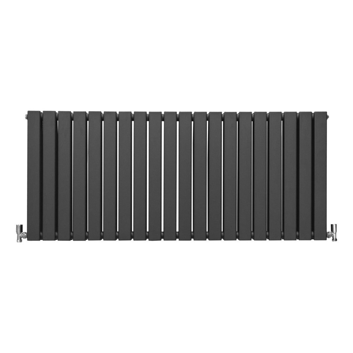 Paneelheizkörper in Anthrazit Grau, 600mm x 1400mm, mit schlanken, vertikalen Lamellen und glänzenden, verchromten Ventilen für modernes Wohndesign