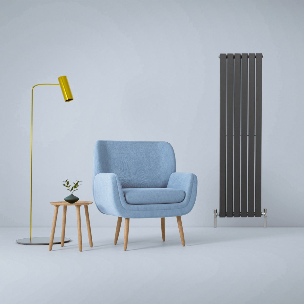 Anthrazitgrauer Paneelheizkörper mit vertikalen Lamellen, 1600mm x 420mm, elegant neben einem blauen Sessel und einer modernen Stehlampe platziert