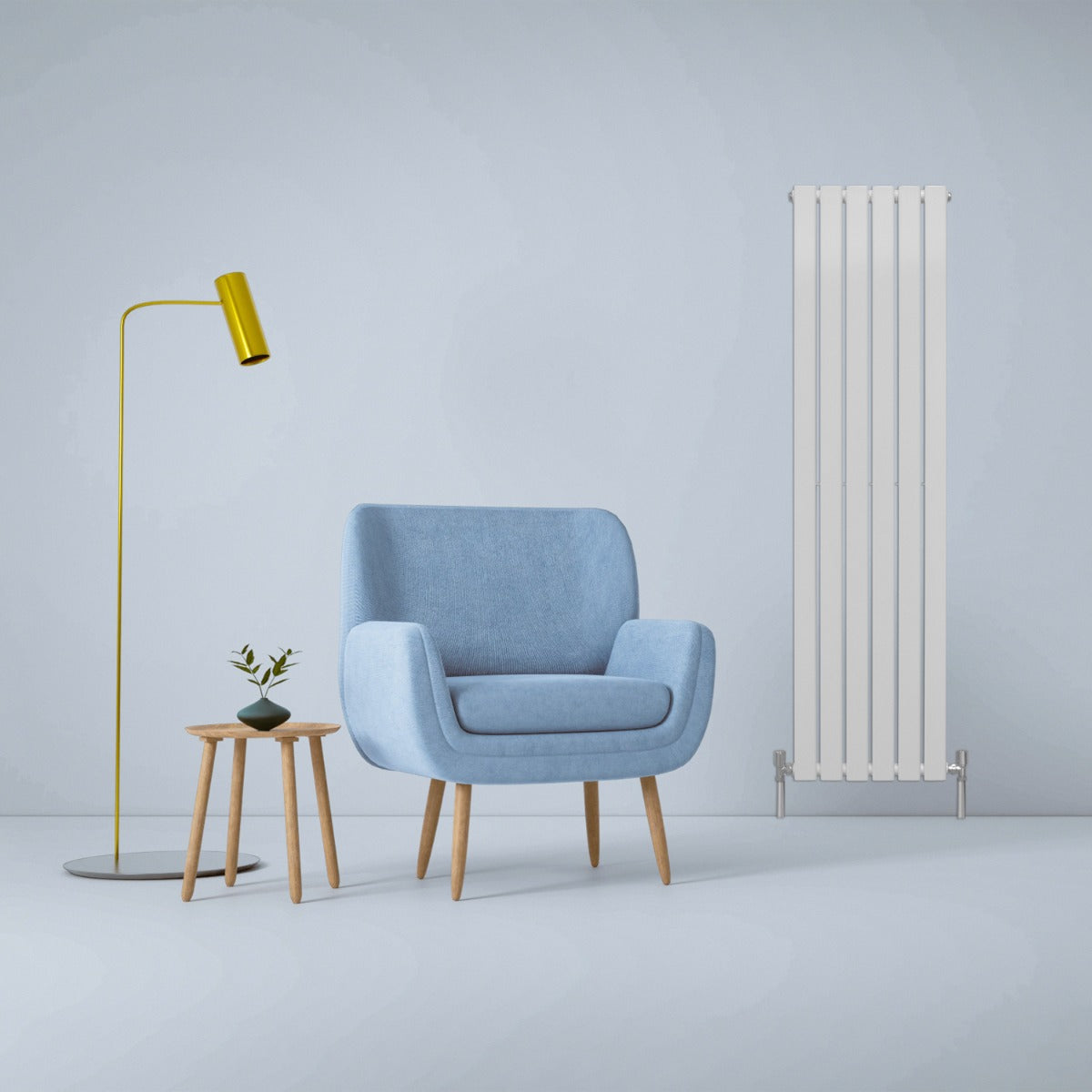 Paneelheizkörper in glänzendem Weiß, 1600mm x 420mm, neben einem blauen Sessel und einer Stehlampe auf einem hellen Boden
