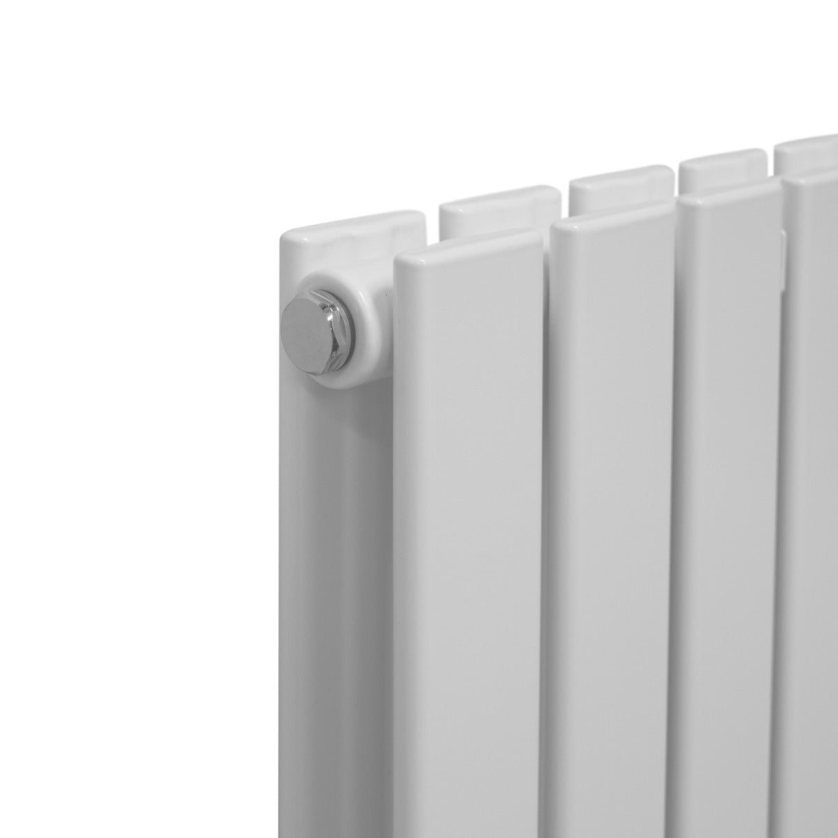 Glänzender weißer Paneelheizkörper mit schlanken, vertikalen Lamellen, 1600mm x 420mm, ideal für moderne Innenräume und effiziente Wärmeverteilung