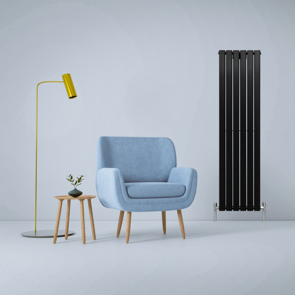 Schwarzer Paneelheizkörper mit schlankem Design, neben einem blauen Sessel und einer modernen Stehlampe, auf einem hellen Hintergrund