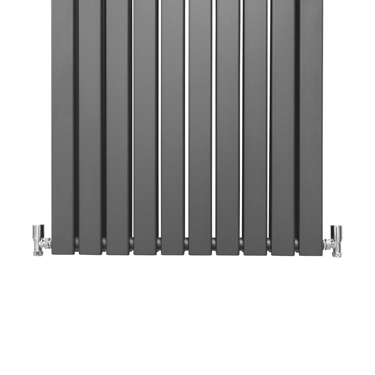 Paneelheizkörper in Anthrazit Grau, 1600mm x 700mm, mit vertikalen Lamellen und glänzenden, verchromten Ventilen für modernes Heizdesign