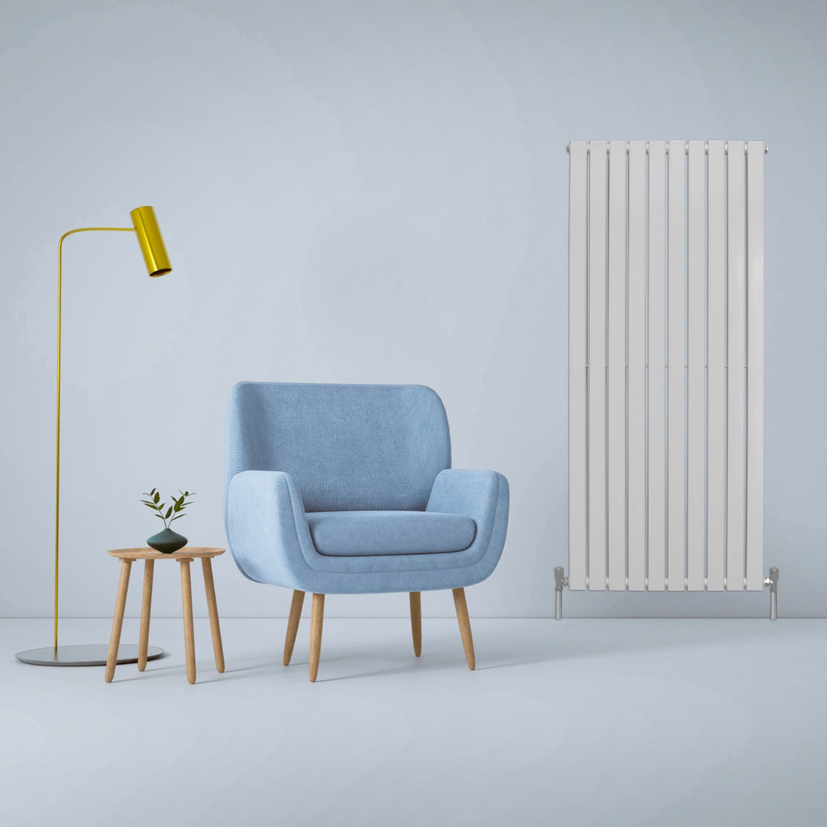Paneelheizkörper in glänzendem Weiß, 1600mm x 700mm, mit vertikalen Lamellen, neben einem blauen Sessel und einer modernen Stehlampe auf hellem Hintergrund