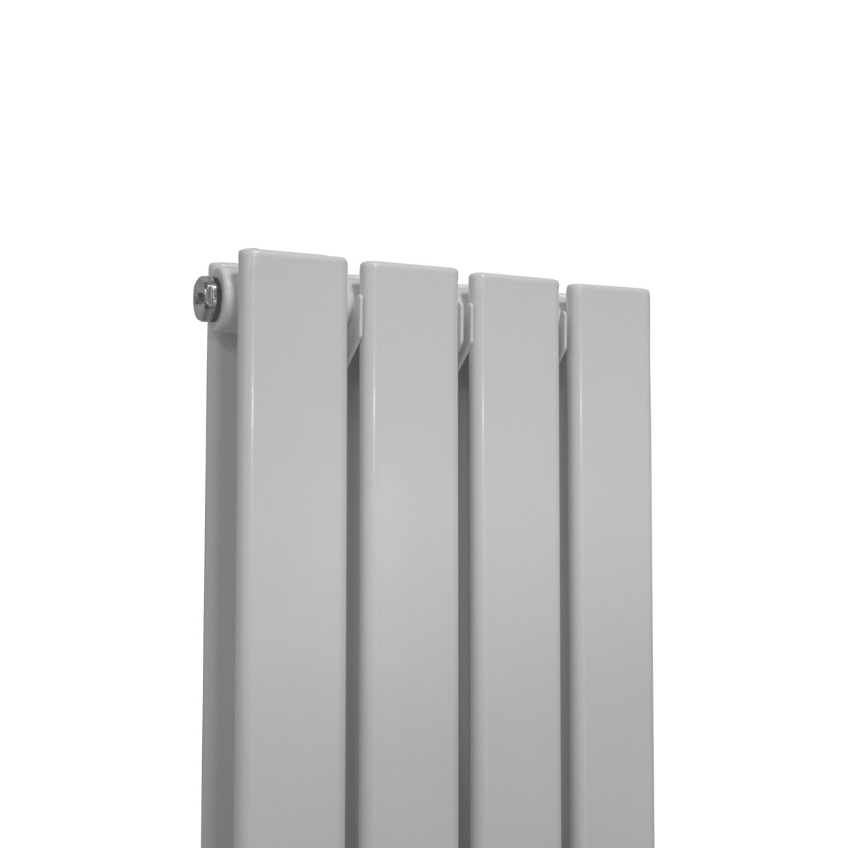 Glänzender weißer Paneelheizkörper mit vier vertikalen Lamellen, ideal für moderne Wohnräume, Maße 1800mm x 280mm, aus robustem Metall gefertigt