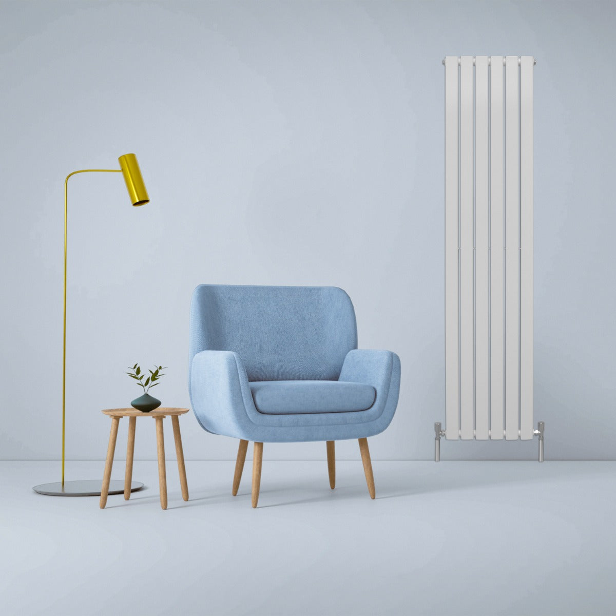 Paneelheizkörper in glänzendem Weiß, 1800mm x 420mm, neben einem blauen Sessel und einer modernen Stehlampe in einem minimalistischen Raum