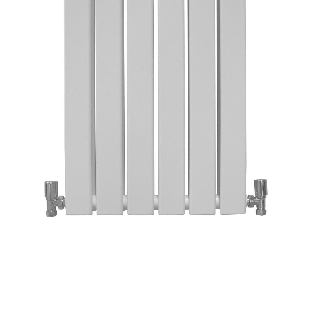 Paneelheizkörper in glänzendem Weiß, 1800mm x 420mm, mit glatten, vertikalen Lamellen und verchromten Ventilen an der Unterseite