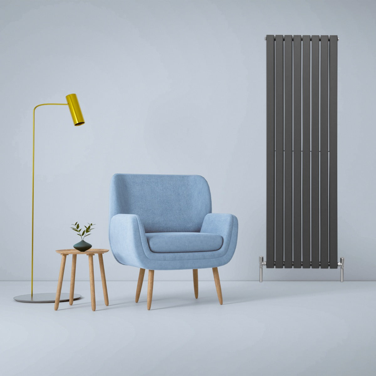 Paneelheizkörper in anthrazitgrau, 1800mm x 560mm, steht neben einem blauen Sessel und einer modernen Stehlampe in einem minimalistischen Raum