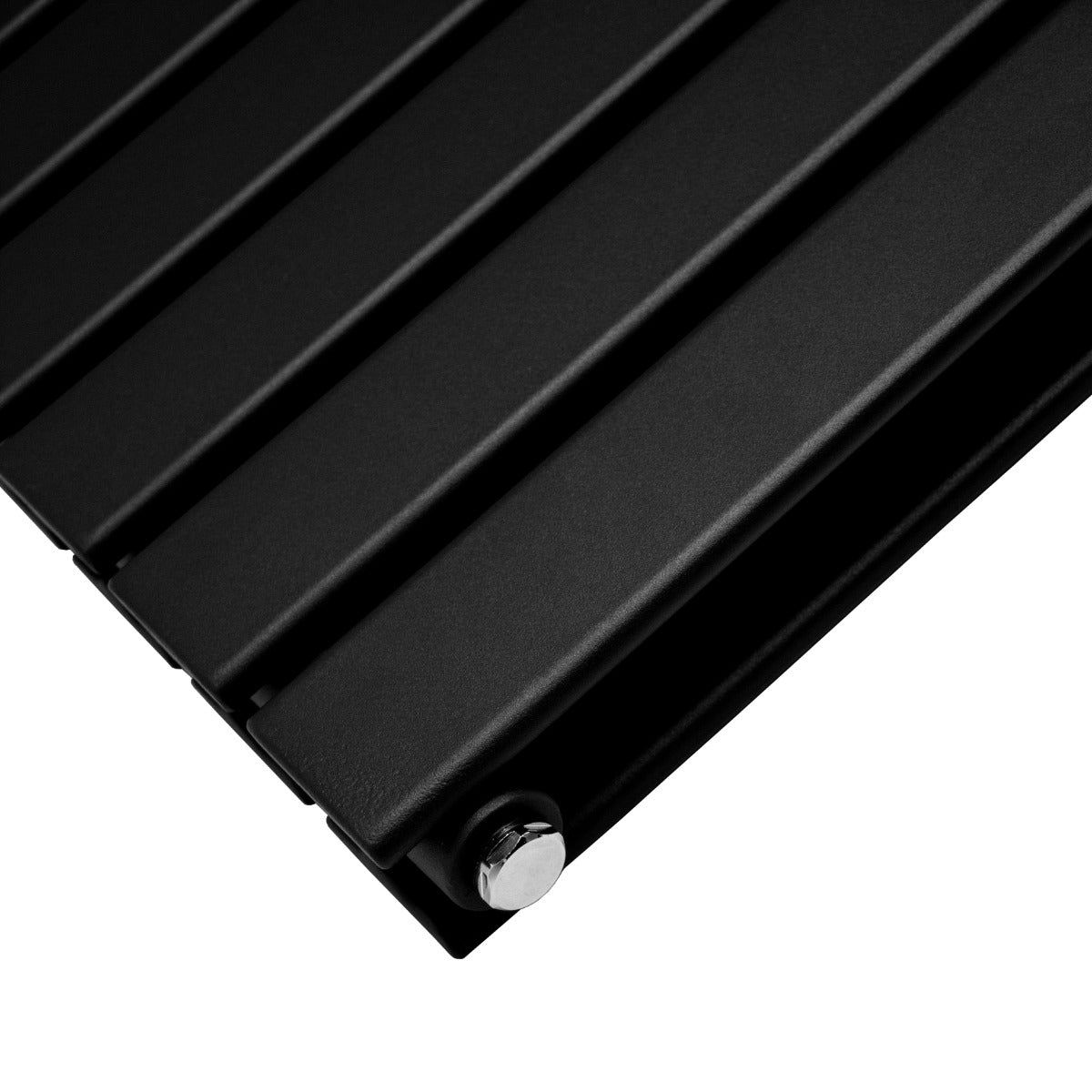Paneelheizkörper in mattem Schwarz, 1800mm x 560mm, mit geraden, strukturierten Lamellen und glänzenden Befestigungselementen für modernen Wohnstil