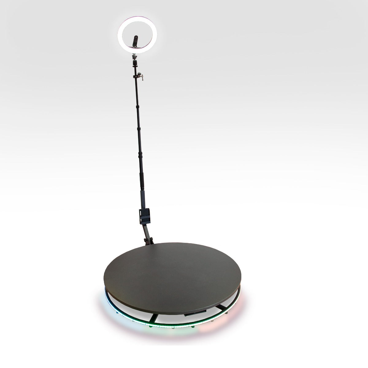 Schwarze 360 Grad Fotokabine mit einem runden Podest und bunten LED-Lichtern, ausgestattet mit einem Ringlicht für optimale Beleuchtung