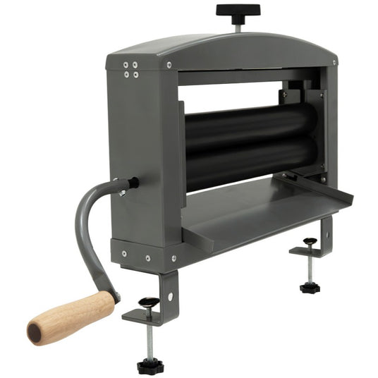 Graue Teigwalze aus Metall mit Holzgriff, zwei großen Walzen und stabiler Basis, ideal für die Herstellung von Pasta oder Teigwaren
