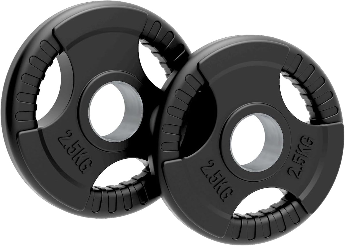 Zwei schwarze, gummierte 2,5 kg Tri-Grip Hantelscheiben mit rutschfestem Griff und zentralem Loch für Olympiastangen, ideal für das Krafttraining