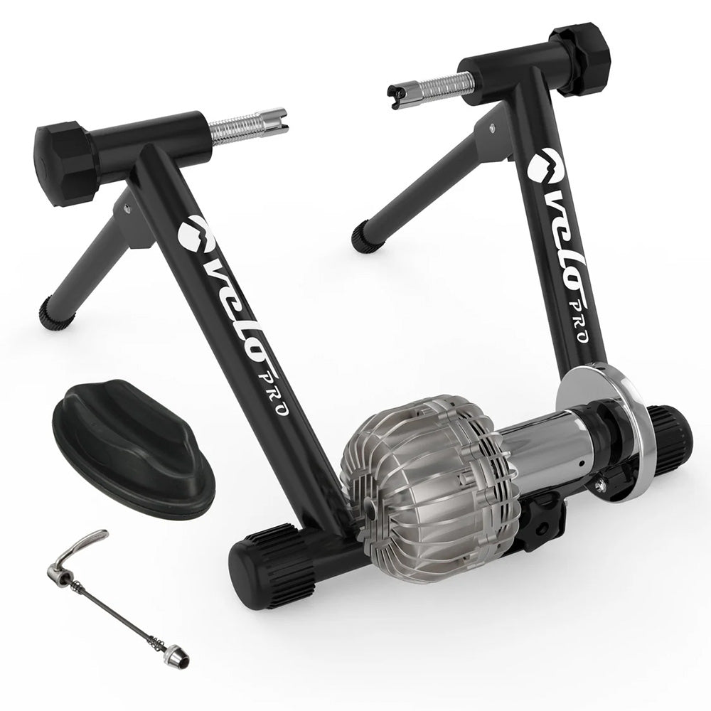 Schwarzer Flüssigkeits-Rollentrainer Velo Pro mit stabilen Füßen, glänzendem Motor und Zubehör für sicheres Radfahren drinnen