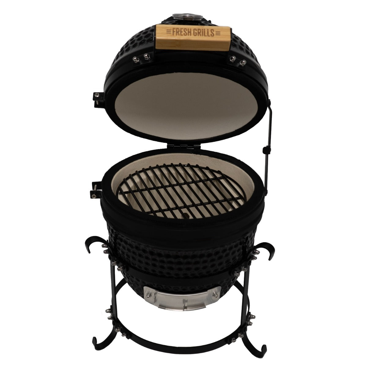 Schwarzer Kamado-Ofen mit geöffneter Kuppel, innen mit Grillrost und feuerfestem Material, ideal für Holzkohlegrill-Enthusiasten