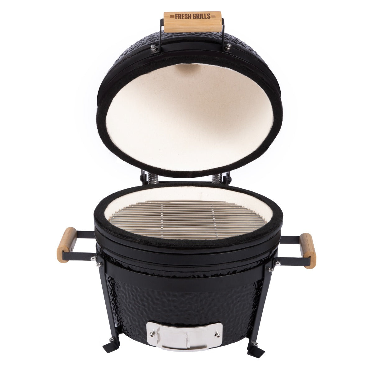 Schwarzer Kamado-Ofen von Fresh Grills mit geöffneter Haube, keramischem Innenraum und verchromtem Grillrost, Holzgriffe für einfachen Transport