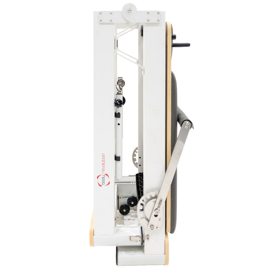 Faltbare, weiße Laufbandmaschine mit Holzdetails, verstellbaren Griffen und einem kompakten Design, ideal für platzsparendes Training
