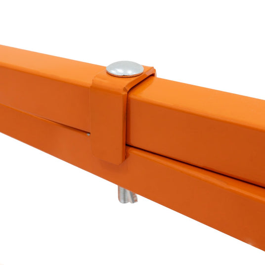 Leuchtend orangefarbener Metallrahmen mit silberner Schraube, zeigt eine robuste Konstruktion und glatte, glänzende Oberfläche, ideal für vielseitige Anwendungen