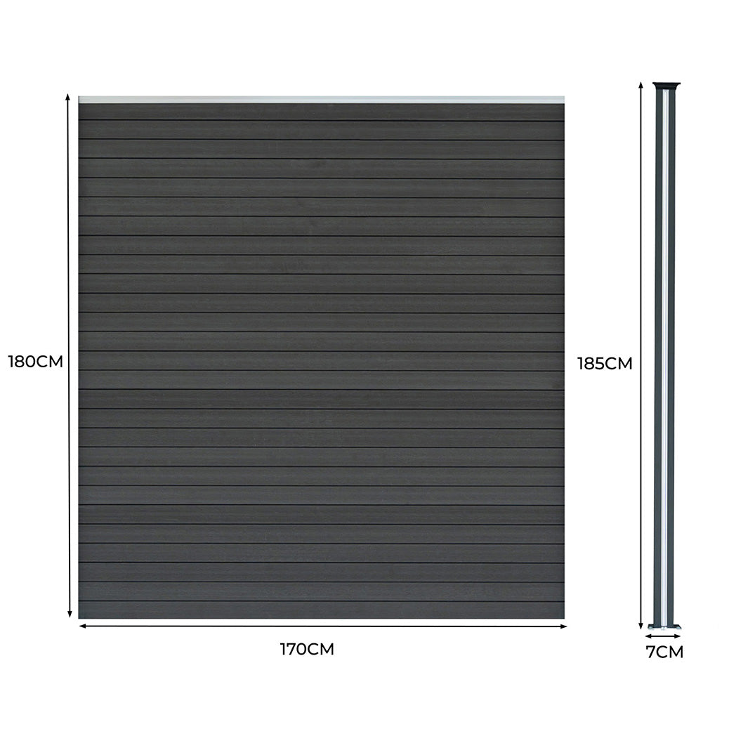 Grau WPC Sichtschutzzaun mit horizontalen Lamellen, 180 cm hoch und 170 cm breit, neben zwei schlanken LED Zaunpfosten in grauem Metall