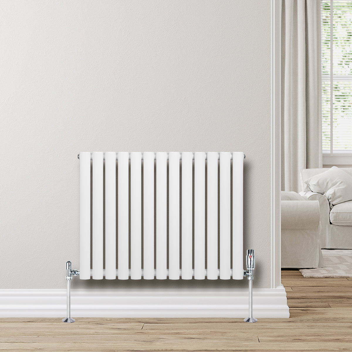 Weißer Gliederheizkörper mit TRV Chromventilen, 600mm x 780mm, an einer hellen Wand, umgeben von einem modernen Wohnraum mit Holzfußboden